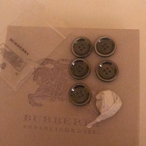 Burberry buttons 6 medium size trench coat